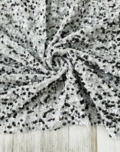 Load image into Gallery viewer, Velvet sequin white / black
