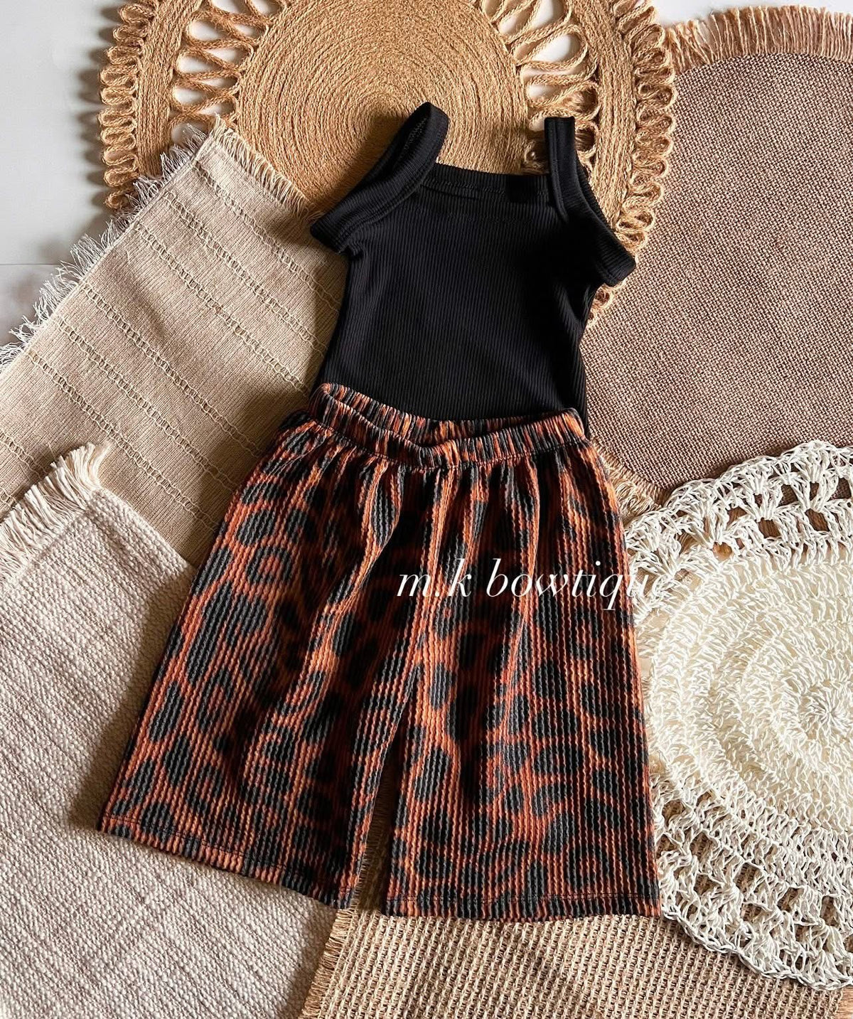 Leopard  waved