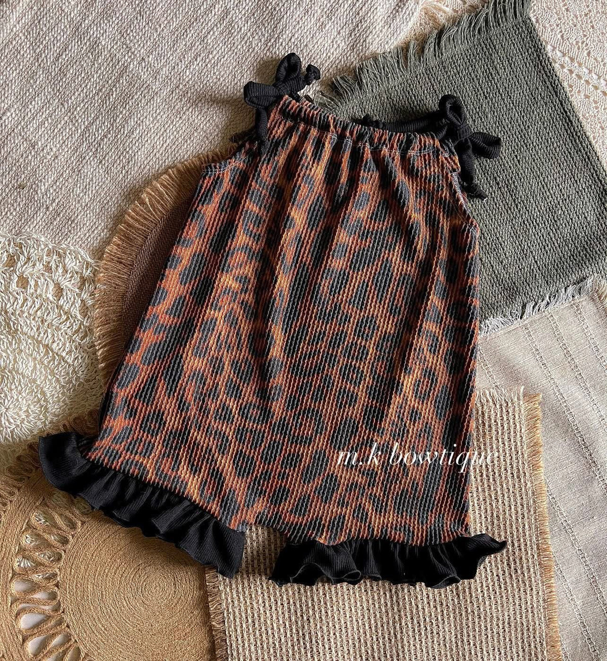 Leopard  waved