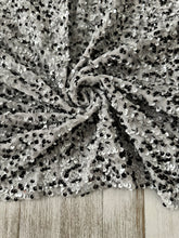 Load image into Gallery viewer, Velvet sequin white / black
